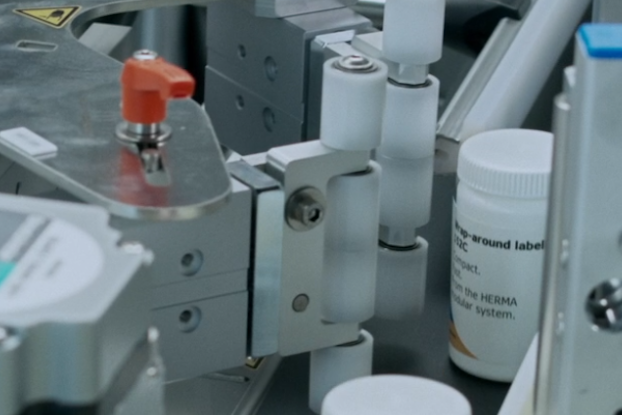 Homepage slider featuring a labeling machine that labels packages.